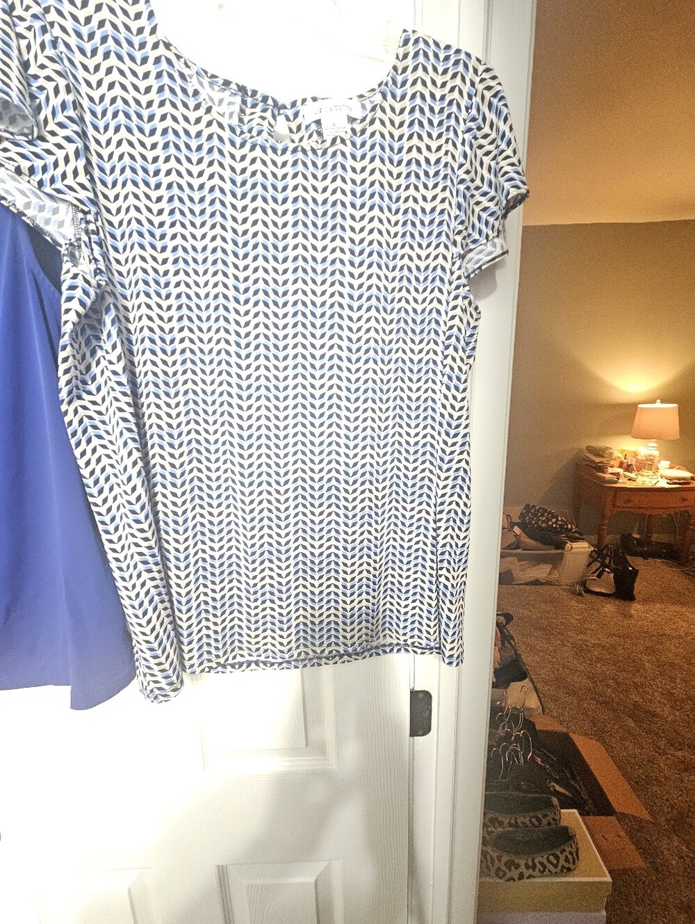 Liz Claiborne Blue and White Patterned Short Sleeve Blouse